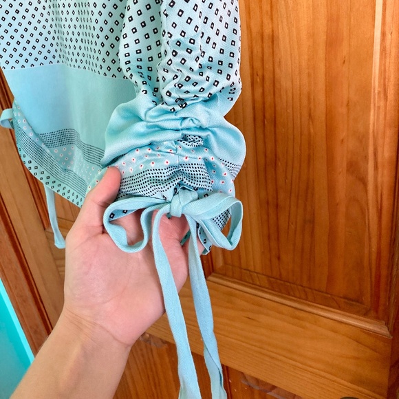 Vince Camuto women’s size small cute blue patterned top with side tie accent - Picture 3 of 8